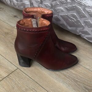 L’artiste Burgundy Ankle Boots